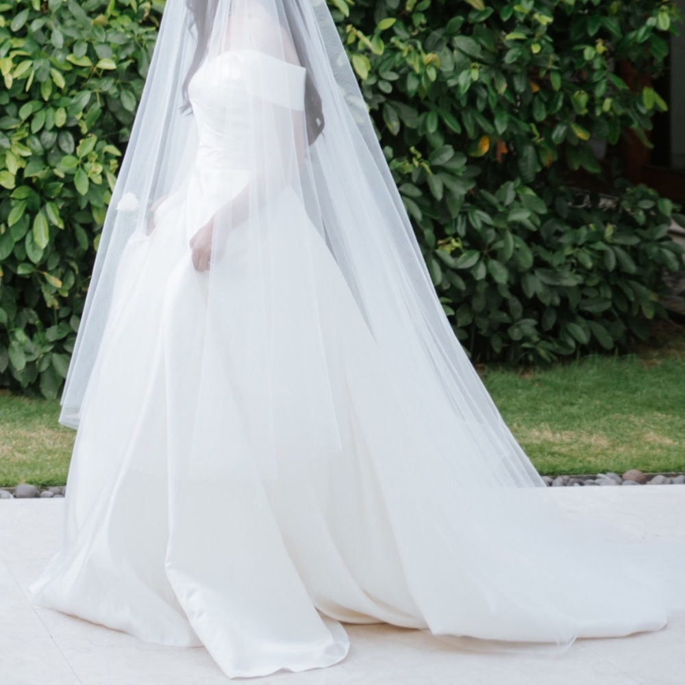 Elegant White Off-Shoulder Wedding Dress - Picture 4 of 5